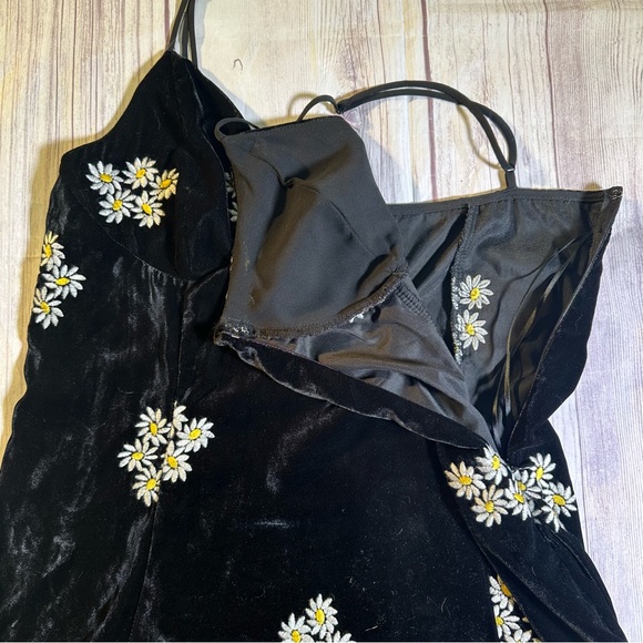 Urban Outfitters Ginger Velvet Daisy Embroidered
Black Velvet Corset Mini Dress - Picture 12 of 13